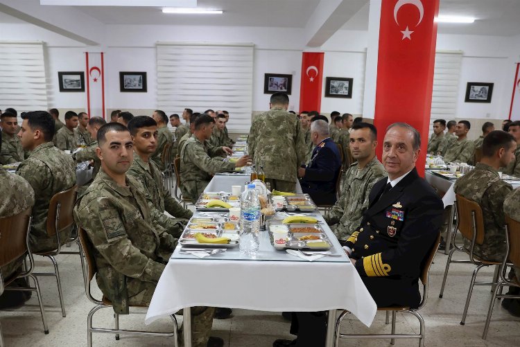 Bakan Güler Mehmetçikle yemek yedi