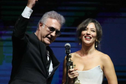 Ödül töreninde Tamer Karadağlı'dan dikkat çeken davranışlar 