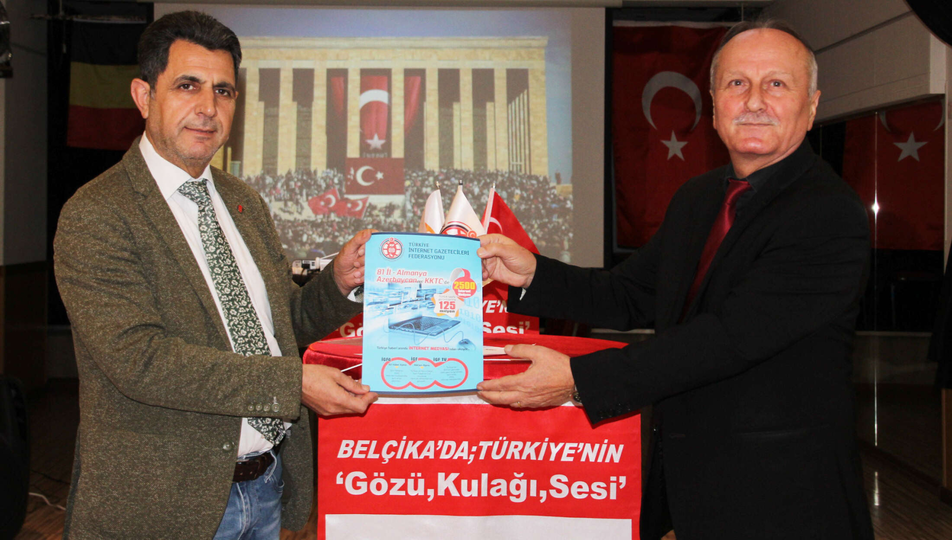 İGF Haber Koordinatörü Mehmet Çekinkaya ( solda ), Gazeteci Yazar Yusuf Cinal’a ( sağda ) İGF Belçika temsilciliği görevini tebliğ etti. 