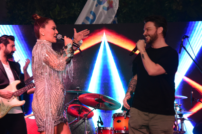Demet Akalın, Sinan Akçıl'la Uludağ'da düet yaptı