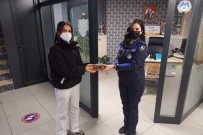 Kocaeli İzmit Belediyesi Zabıtası  kayıp cüzdanı sahibine ulaştırdı