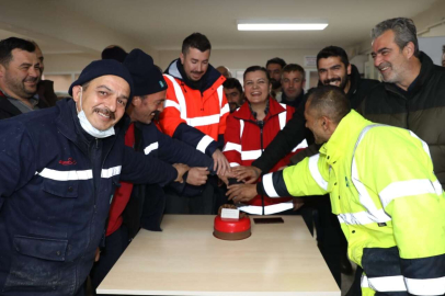 Kocaeli İzmit'te karla mücadele ekibine pastalı sürpriz