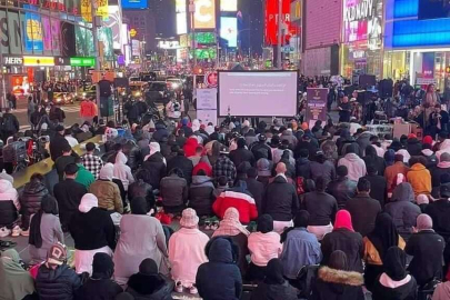 Müslümanlar Times Meydanında iftar açtı ve teravih kıldırdı 