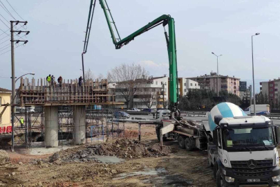 Kocaeli'nde tramvay hattında kiriş imalatı sürüyor