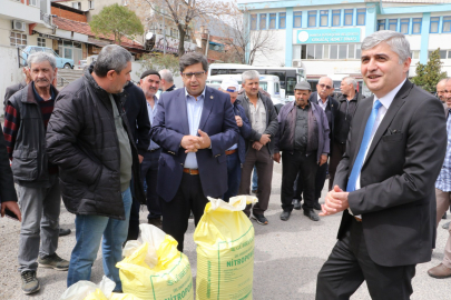 Manisa'da gübre dağıtımı devam ediyor 