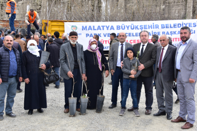 Malatya'da kayısıya alternatif meyve fidanları dağıtıldı