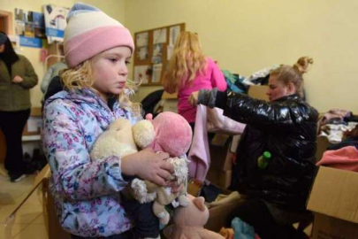 Ukraynalı çocuklar işgal sonrası evlerini terk etti