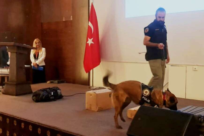 Narkotik uzmanı 'Coco' resmi toplantıyı bastı 