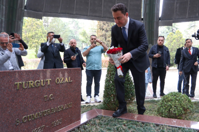 Babacan'dan Özal'ın kabrine ziyaret