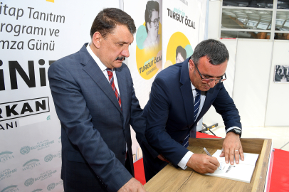 Malatya'da gençler için Turgut Özal kitabı imza günü