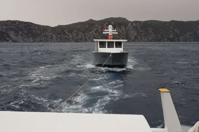 Muğla Marmaris'te sürüklenen tekne kurtarıldı