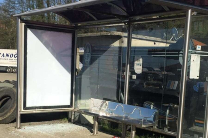 Rize Pazar'da yolcu duraklarına saldırı!