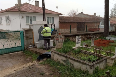 Bilecik Pazaryeri ilçe kabristanlığında bayram temizliği 