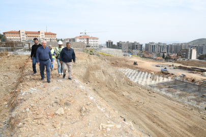 İzmir Karabağlar'da Atatürk Gençlik ve Spor Merkezi inşaatı incelendi 