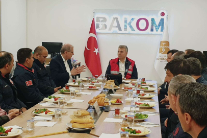 AK Partili Canbey, Balıkesir'de itfaiyecilerle sahur yaptı 