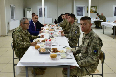 Kilis Valisi Soytürk sınırda iftar yaptı 