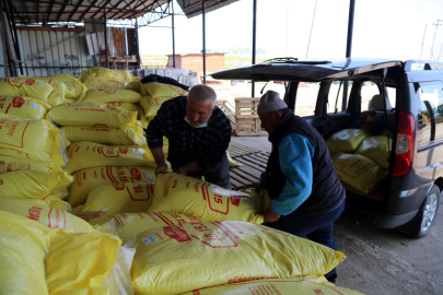 Kocaeli Büyükşehir, ayçiçeği üreticilerine gübre dağıtımına başladı
