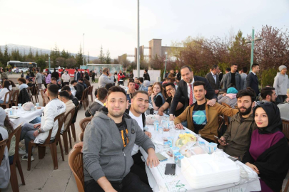 NÖHÜ'de Başkan Özdemir Öğrencilerle iftar yaptı