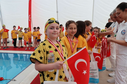 Minikler 23 Nisan Yüzme Yarışında kıyasıya yarıştı 
