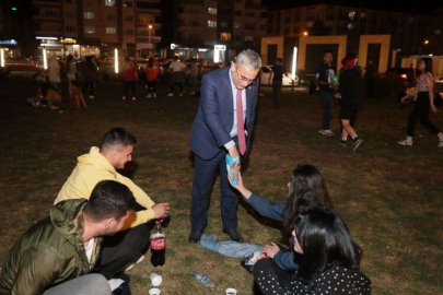 Başkan Işık Kütahyalı gençlerle bir arada 