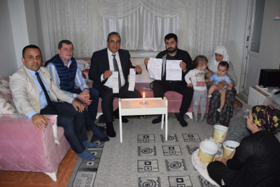 Bursa'da elektriği kesik aileye CHP'lilerden ziyaret