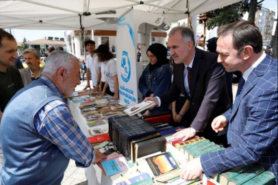 Bursa İnegöl'de Dünya Kitap Hediye Etme Gününde 2 bin kitap dağıtıldı