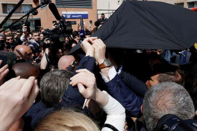 Macron'a domatesli saldırı!