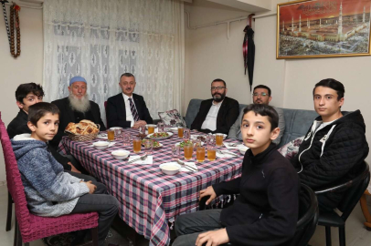 Tahir Büyükakın yetimleri güldürdü