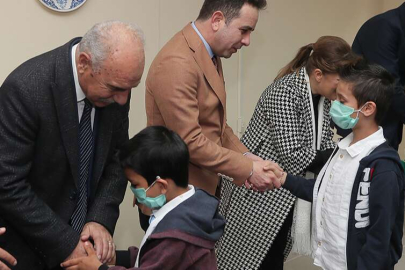 Kütahya'da protokolü çocuklarla bayramlaştı