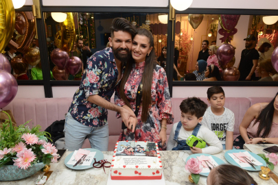 Mehmet Çevik'ten eşine oryantalli sürpriz eğlence dolu kutlama 