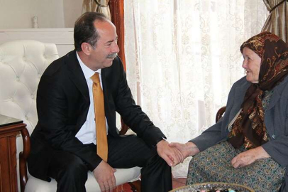 "Anneler sonsuz sevginin timsali"