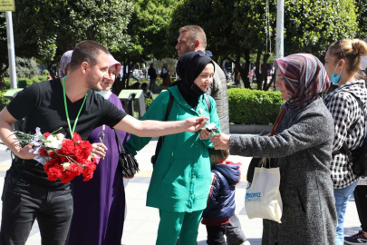 Kocaeli İzmit'te annelere karanfil