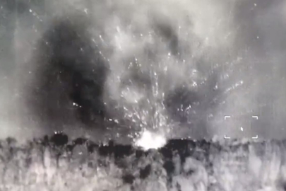 Bomba yüklü maket uçak düşürüldü!