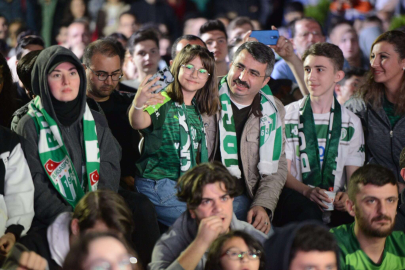 Bursa Yıldırım'da dev ekranda maç heyecanı 