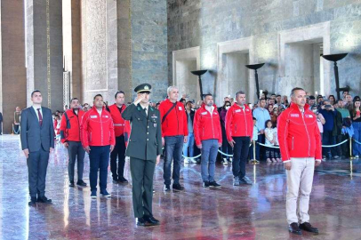 Türk Kızılayı Konak Şubesi Ata'nın huzurunda