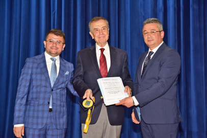 Gençoğlu’na meclis kararıyla “Onursal Vatandaşlık” verildi