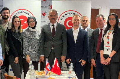 Bakan Özer Londra'da YLSY bursiyerleriyle buluştu