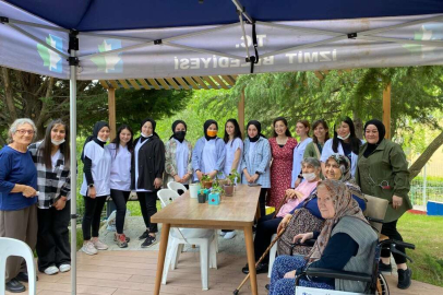 Kocaeli İzmit'te Hasta ve Yaşlı Hizmetleri öğrencileri, Alzheimer Yaşam Evi’ni ziyaret etti