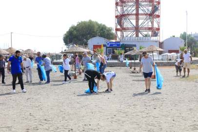 İzmir Güzelbahçe’de CHP'den plaj temizliği