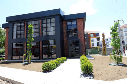 Bu binanın içi kitap, dışı çiçek kokuyor