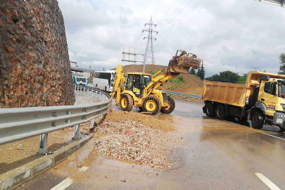 Kocaeli'de hastane yolunda toprak kayması