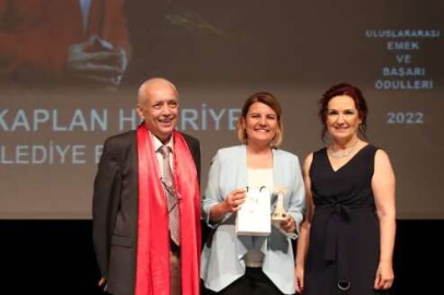 Başkan Hürriyet'e uluslararası sanata katkı ödülü