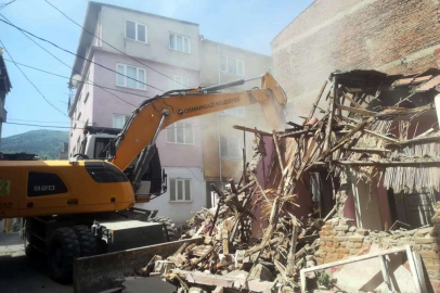 Bursa Osmangazi'de tehlike arz eden metruklara yıkım