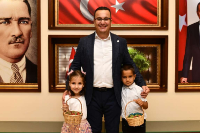 Bursa Mustafakemalpaşa'da ilk çileklerin tadımını birlikte yaptılar