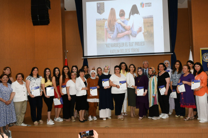 İzmir Karabağlar'da 'Kız Kardeşler El Ele'