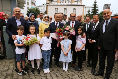 Rizeli öğrenciler karnelerini Vali Çeber'den aldı
