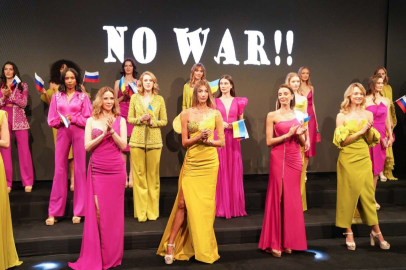 Ünlü mankenlerden podyumda 'savaşa hayır' mesajı