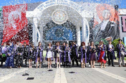 İstanbul'da TÜRAM'da mezuniyet sevinci