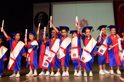 Bursa'da Egeberk'li miniklerin mezuniyet sevinci