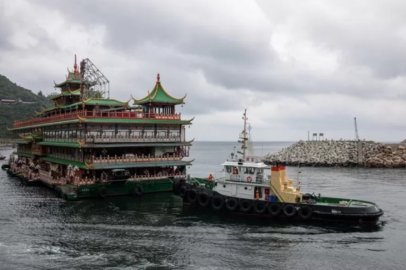 Yüzen restoran Jumbo battı